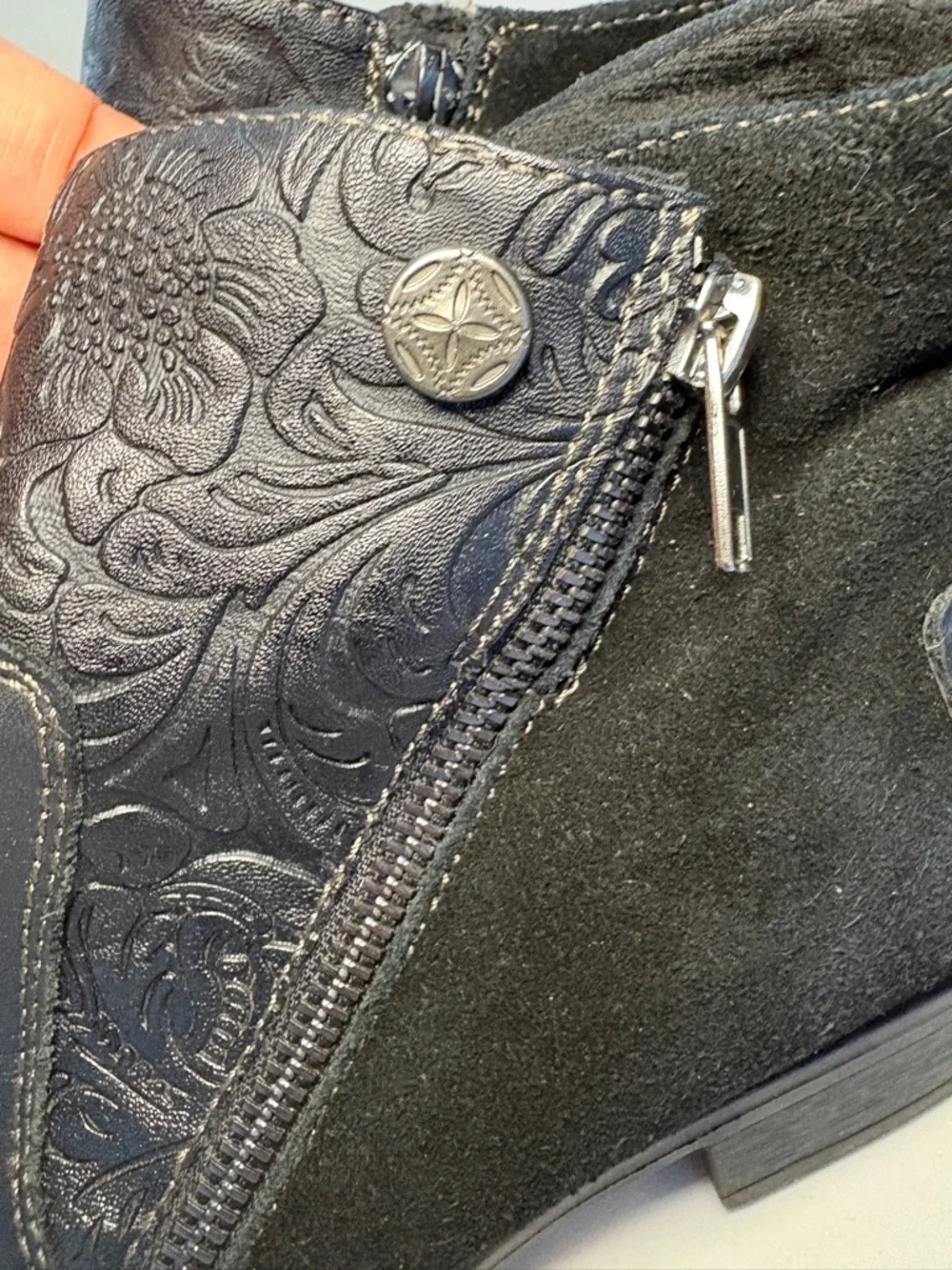 the Earth Origins Navigate Noah Leather & Suede Embossed Ankle Booties Size 9.5 - Picture 7 of 11